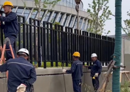 武汉护栏厂家定制的围墙护栏最先施工装置