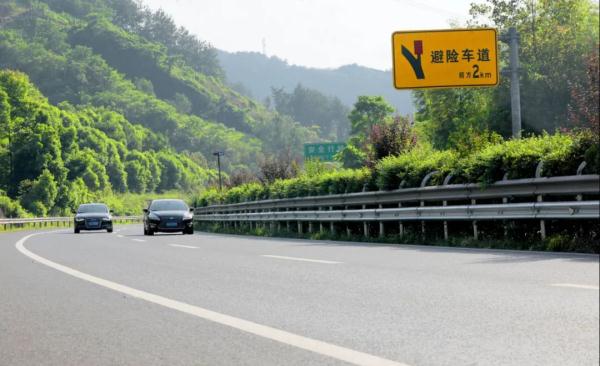 天下首创！重庆高速公路装置新型护栏，防撞能力提升两倍